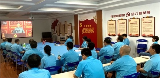 皖南電機黨委書(shū)記、副董事長(cháng)管兵正在與公司黨員干部一起集中收看大會(huì )直播