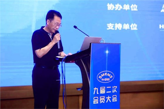 陳學(xué)鋒向大會(huì )宣讀“九屆二次會(huì )員大會(huì )會(huì )議紀要”
