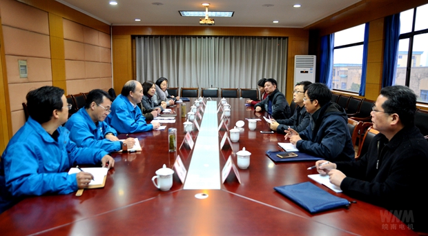 管兵向調研組匯報專(zhuān)利工作情況