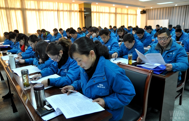 代表們聆聽(tīng)董事會(huì )工作報告