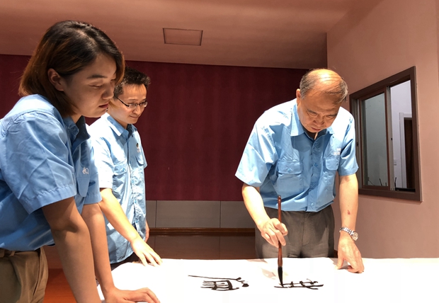 管總現場(chǎng)演示書(shū)法