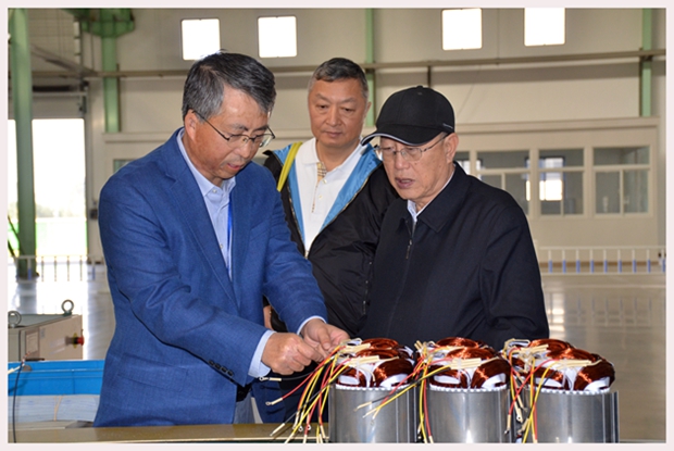 圖為中國機械工業(yè)聯(lián)合會(huì )特別顧問(wèn)蔡惟慈（右一）、上海電器科學(xué)研究所(集團)有限公司黨委書(shū)記鄒孟奇（中）在公司副總經(jīng)理孫躍（左一）的陪同下參觀(guān)皖南電機生產(chǎn)車(chē)間